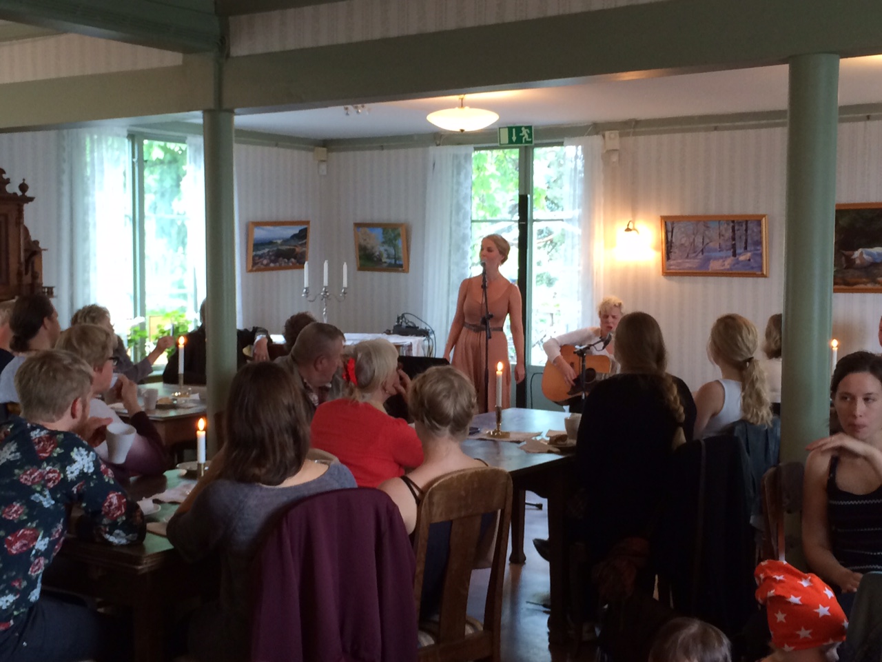 Sara Olsson sjunger på Sommarprogrammet