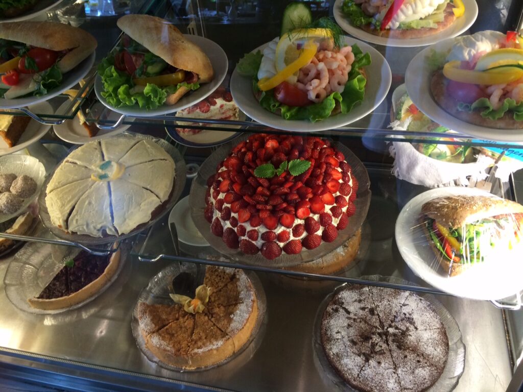 Kakdisken med olika bakverk/tårtor