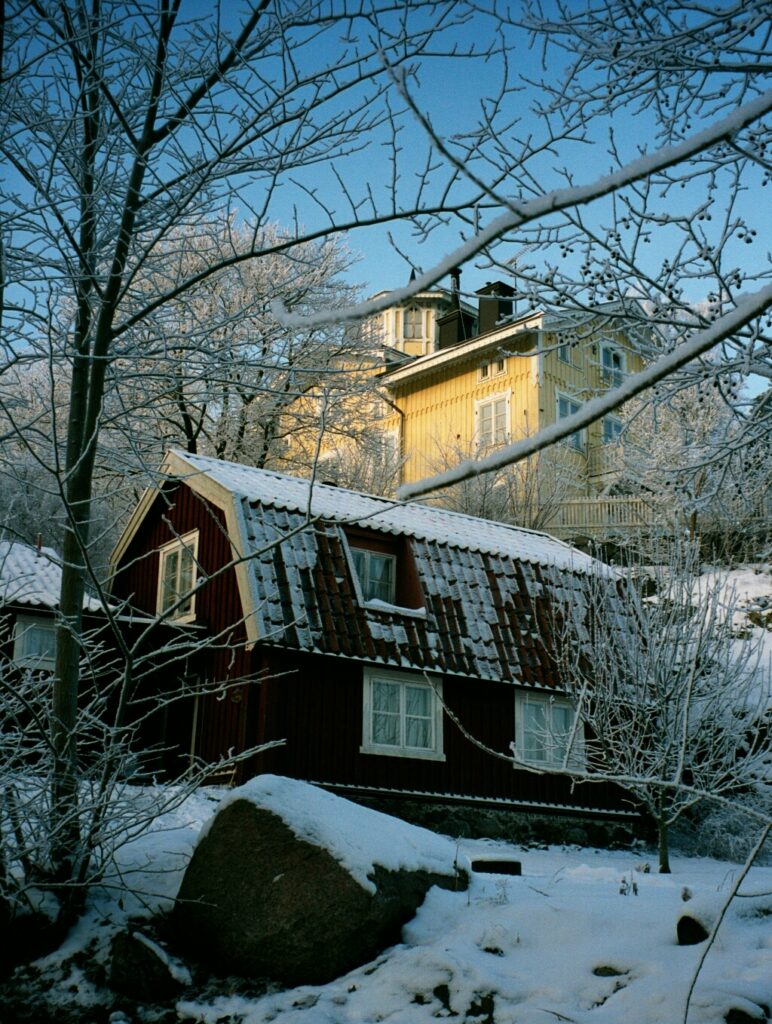 Vinterstämning på klubbensborg. Fader Höks krog och Tornvillan i bakgrunden