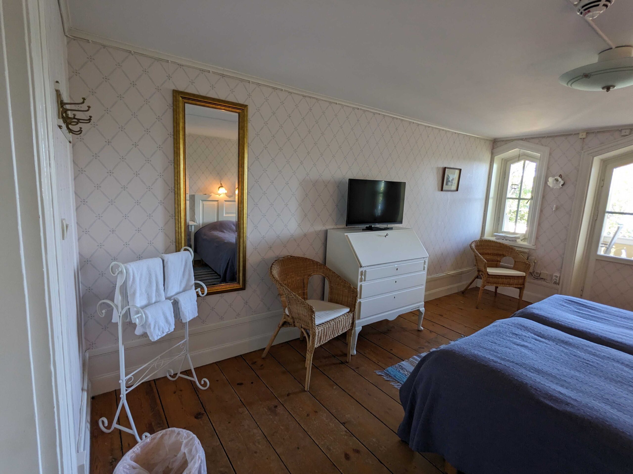 Mor Maja Myra spegel och tv-väggen.